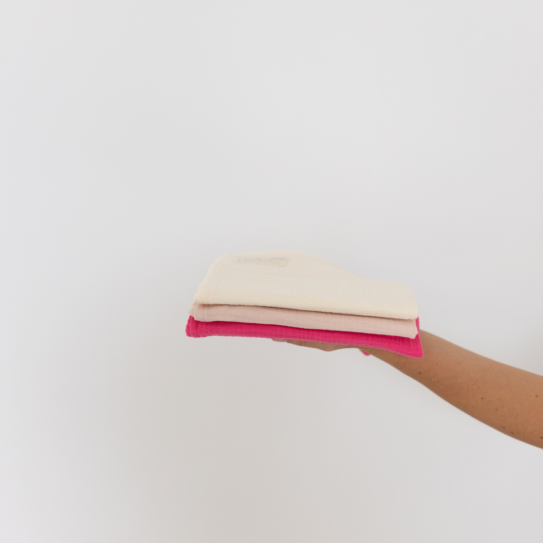 set van drie hydrofiele doeken liggend op hand