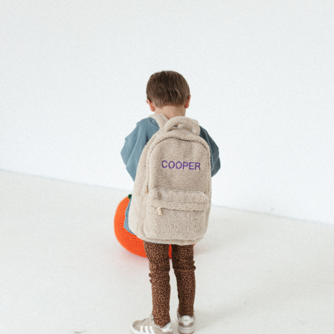 Een rugzak van teddy met personalisatie