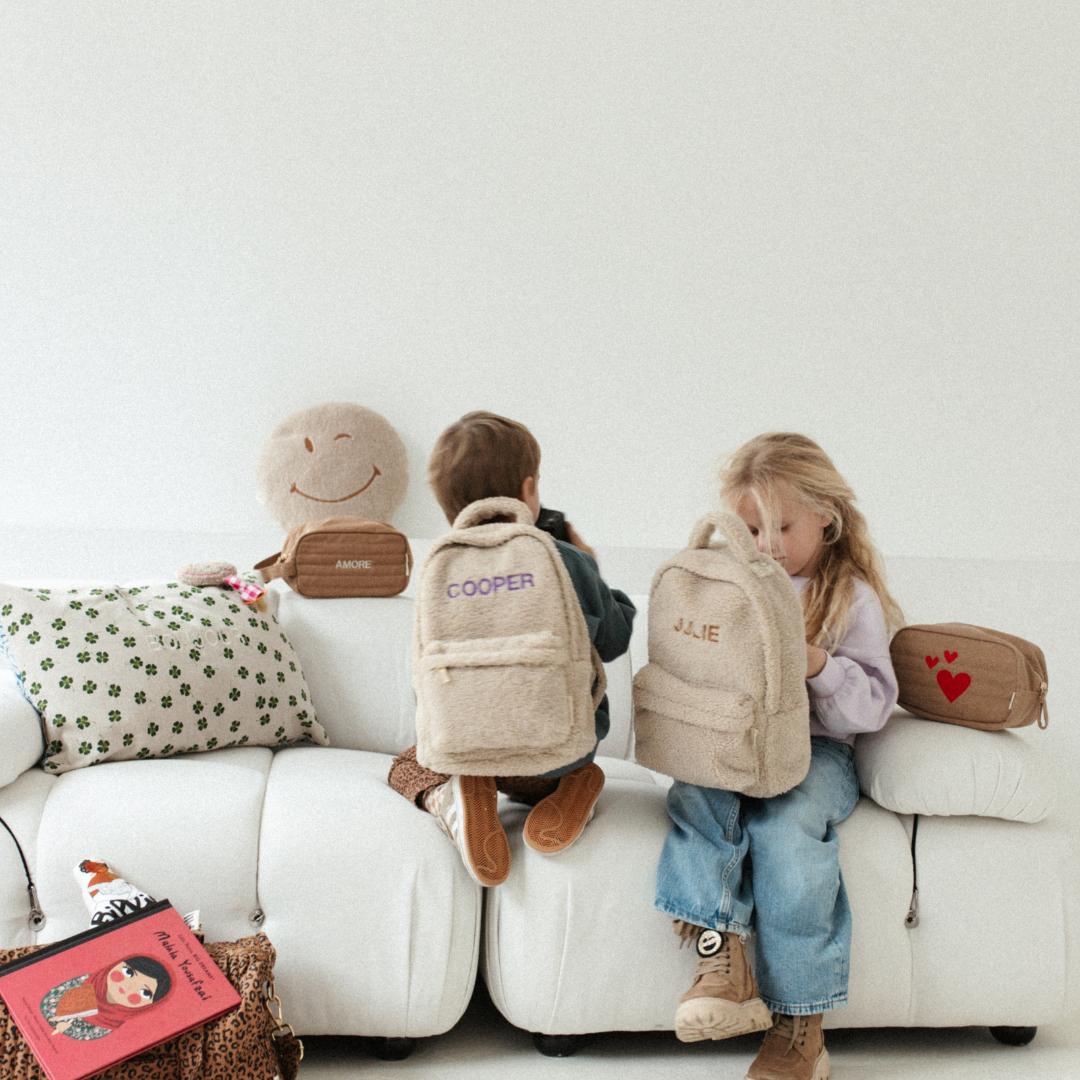 Een rugzak met de naam