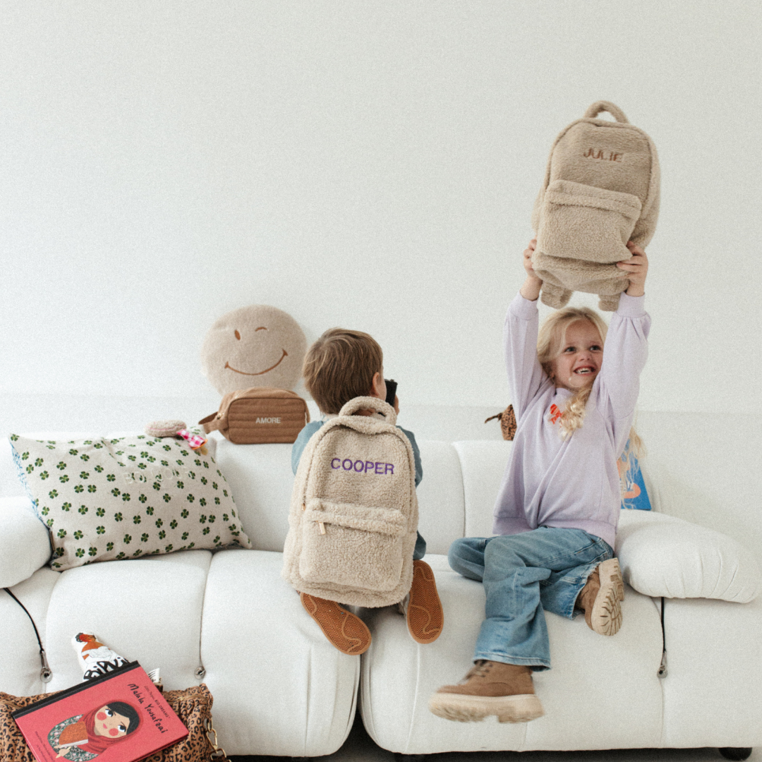 Een rugzak met de naam erop