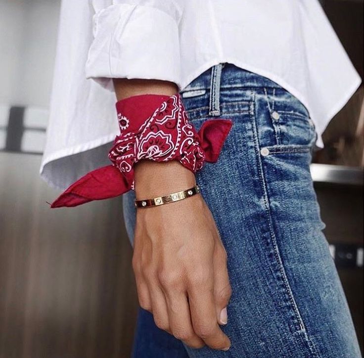 Een rode bandana scarf