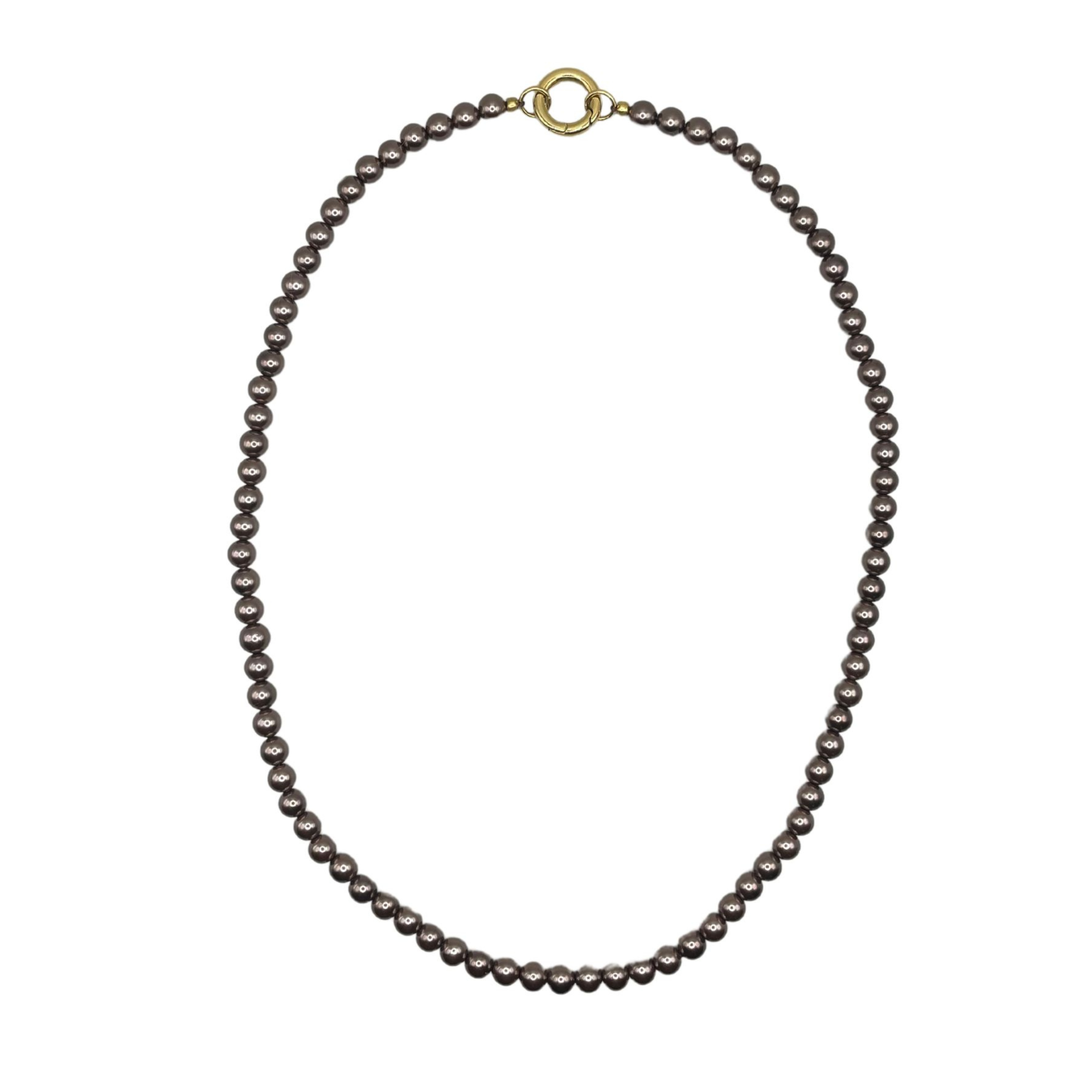 Een parelketting in het bruin