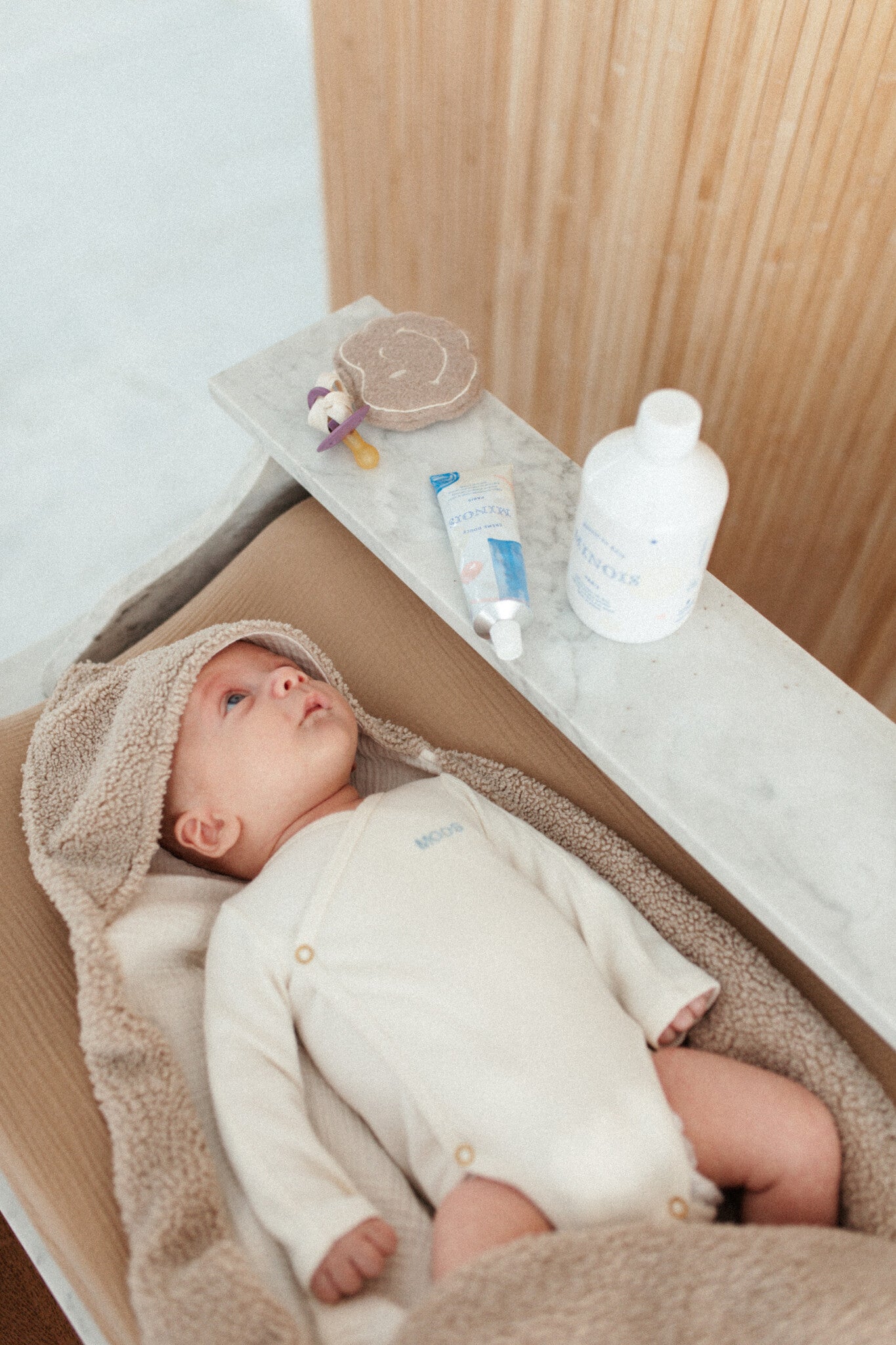 Changing cover fine brown