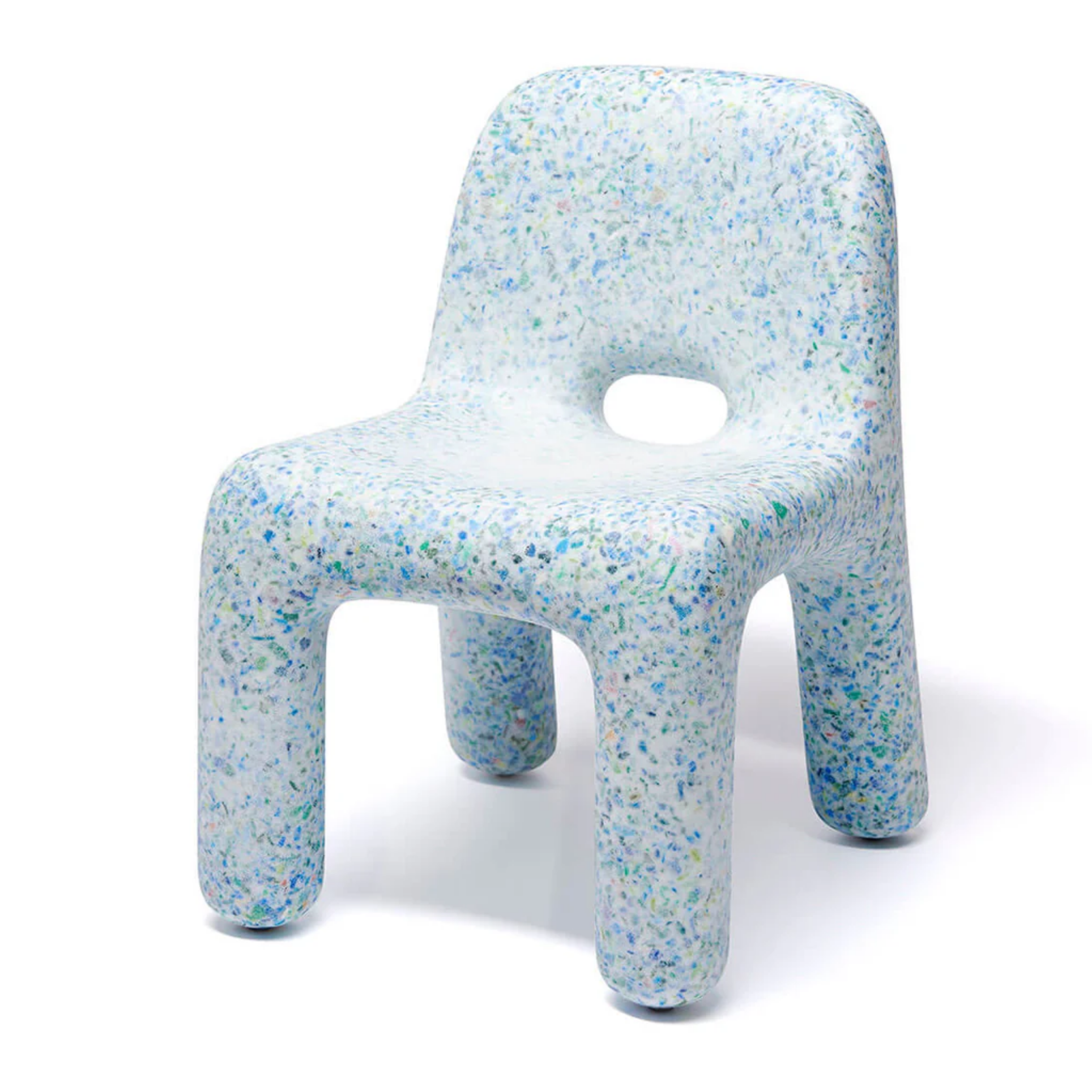 Een gerecycled kinderstoel in het blauw