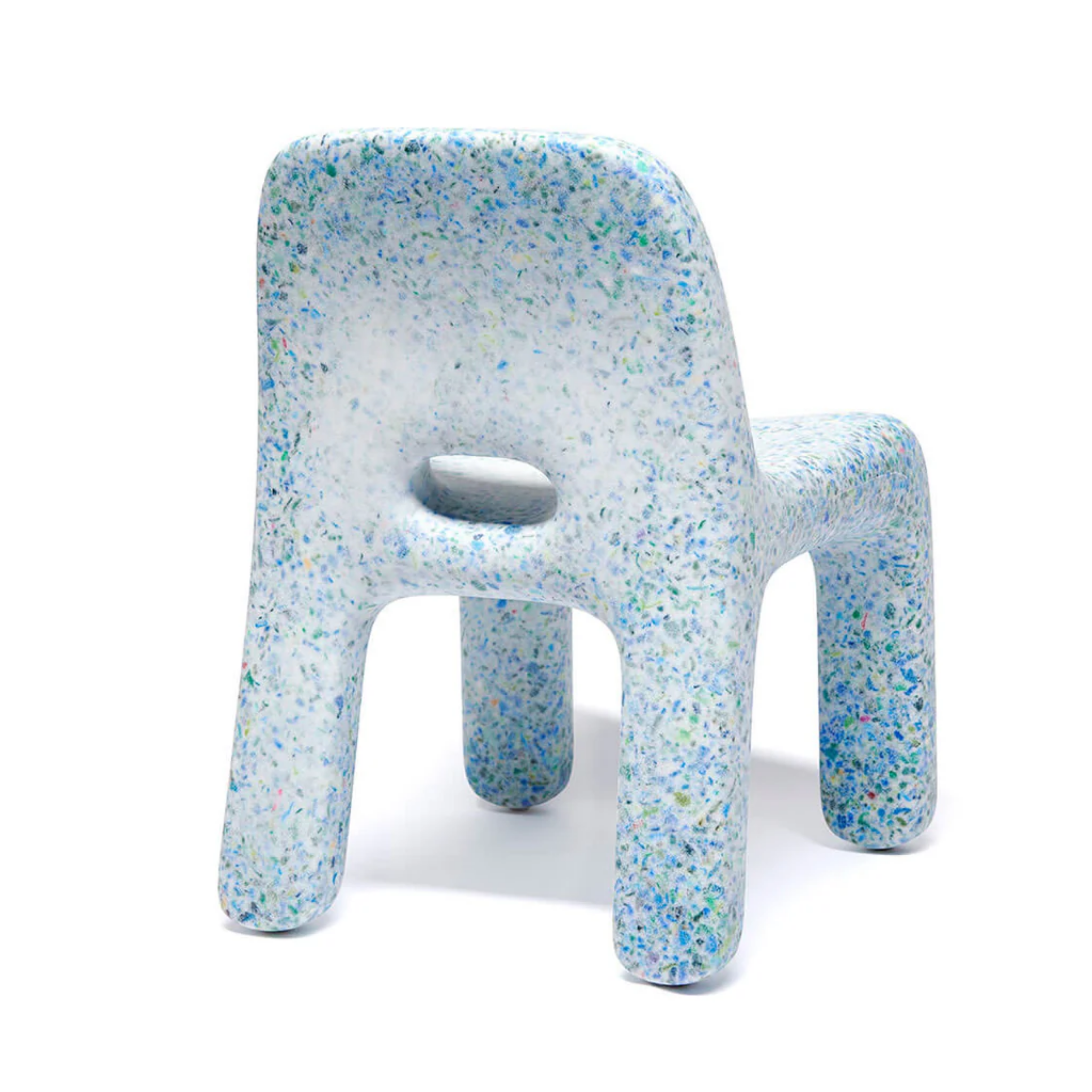 Een kinderstoel van gerecycled materiaal