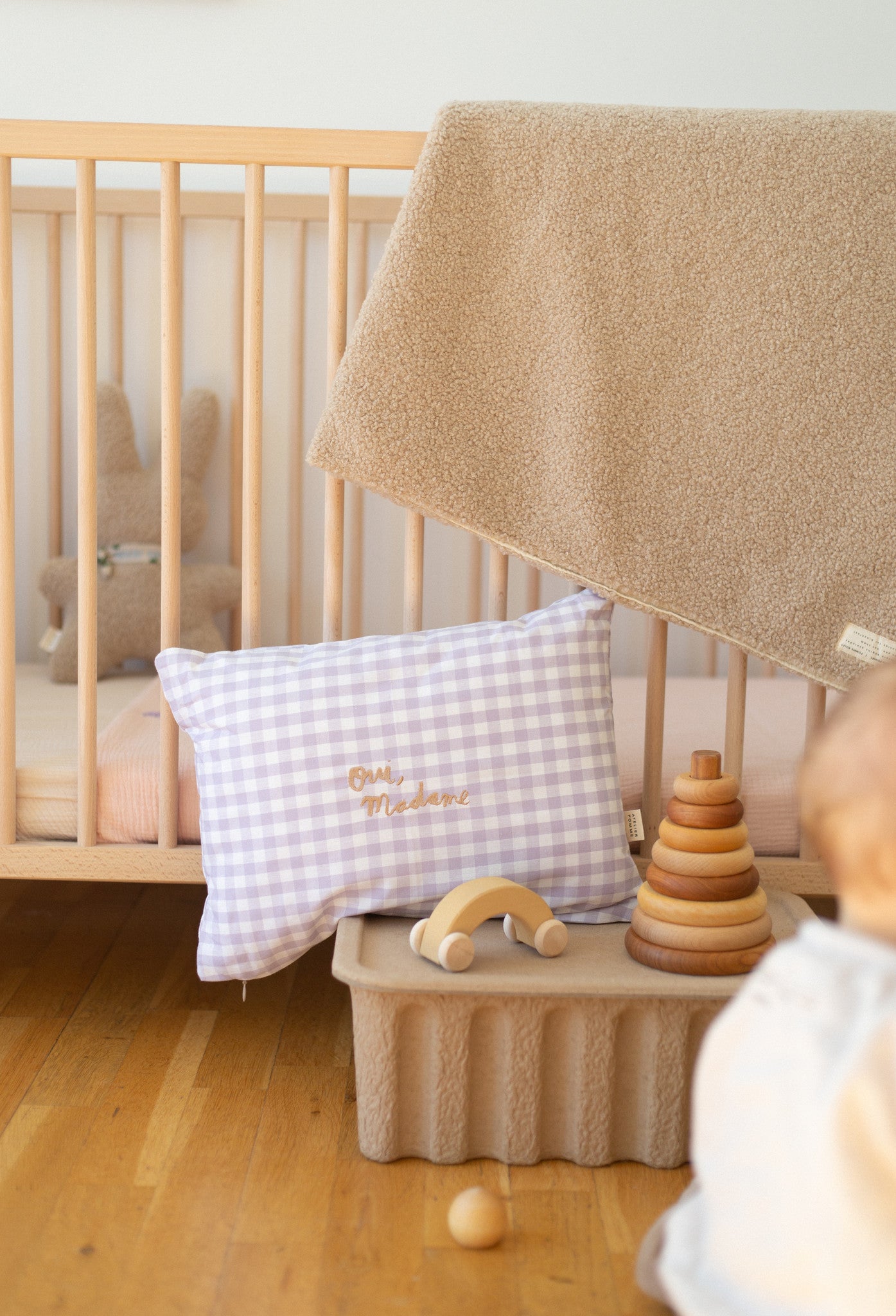 Een geruit kussen met personalisatie erop