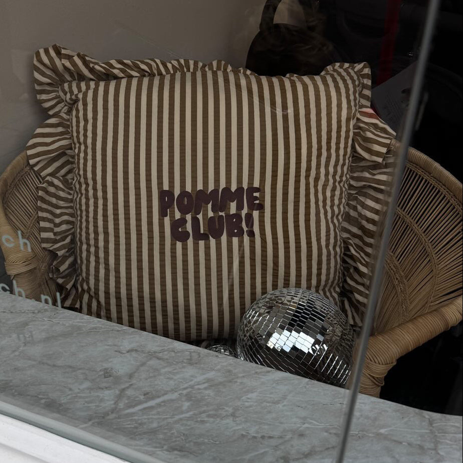 Een gestreept kussen met roezels en personalisatie