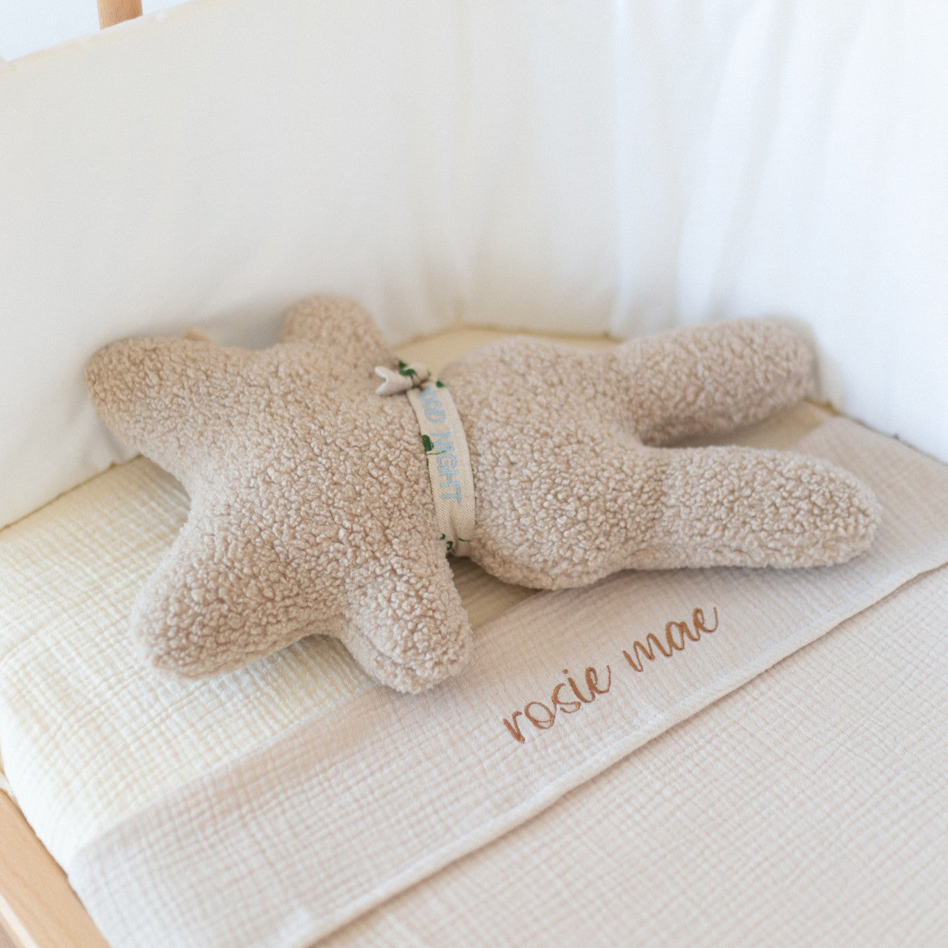 laken met tekst en teddy knuffel.