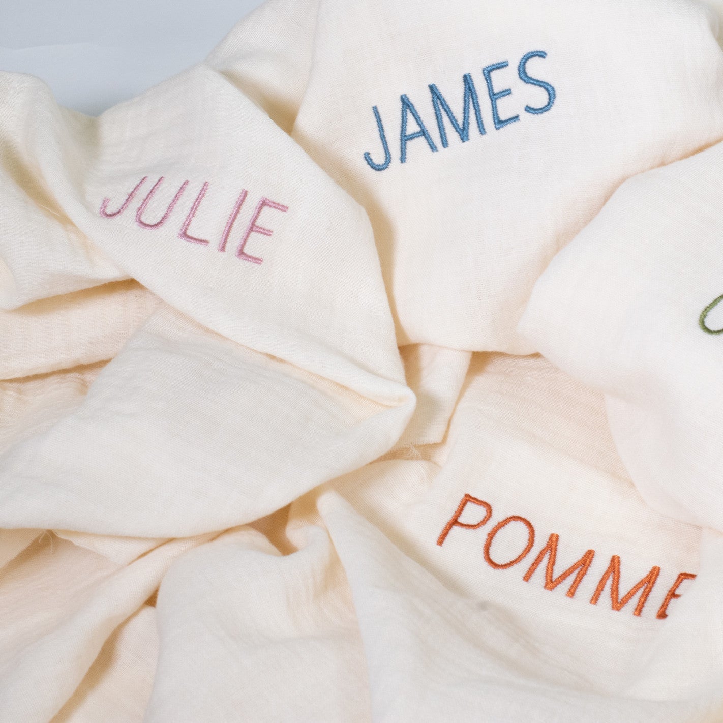 witte lakens met gepersonaliseerde tekst.