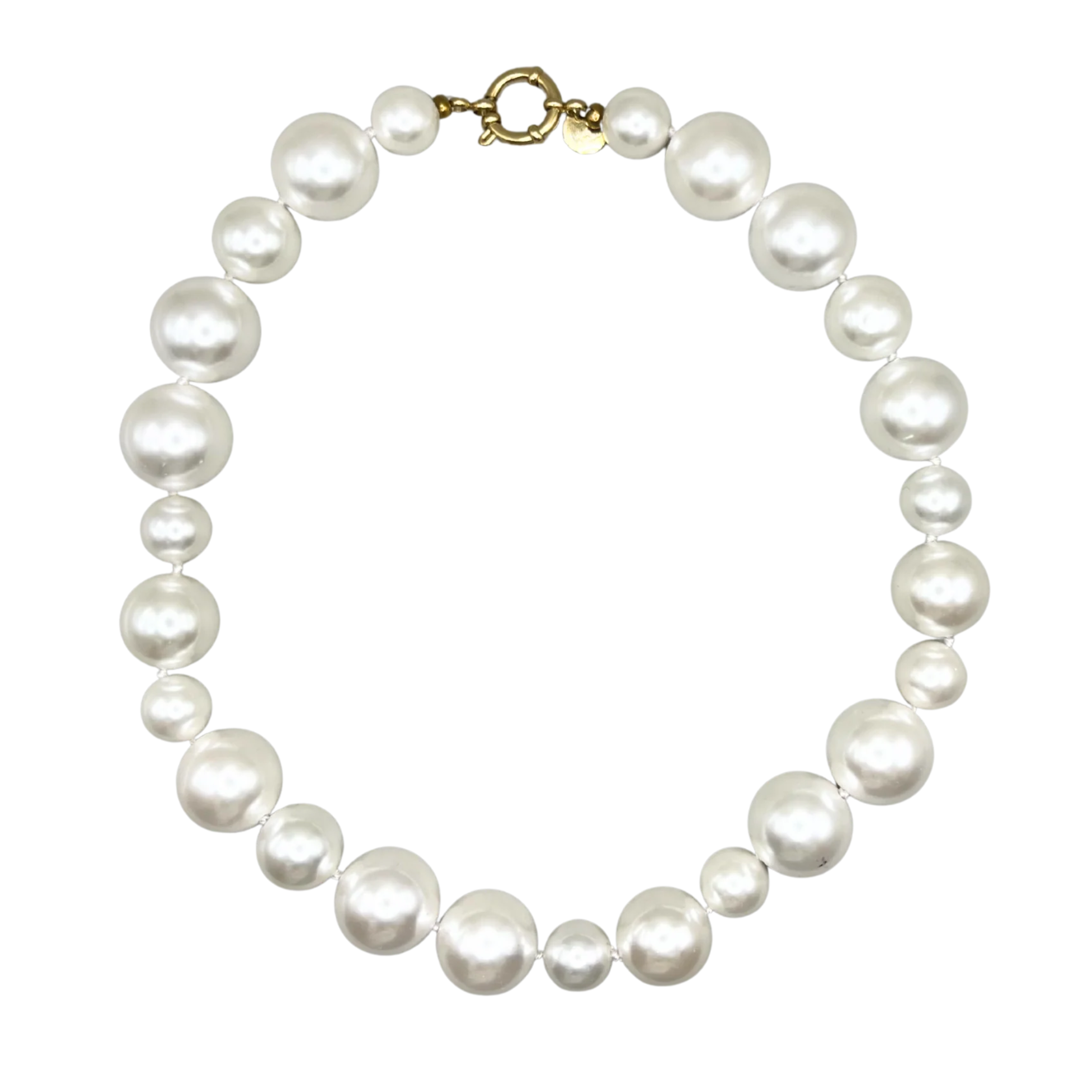 Een parelketting in het wit