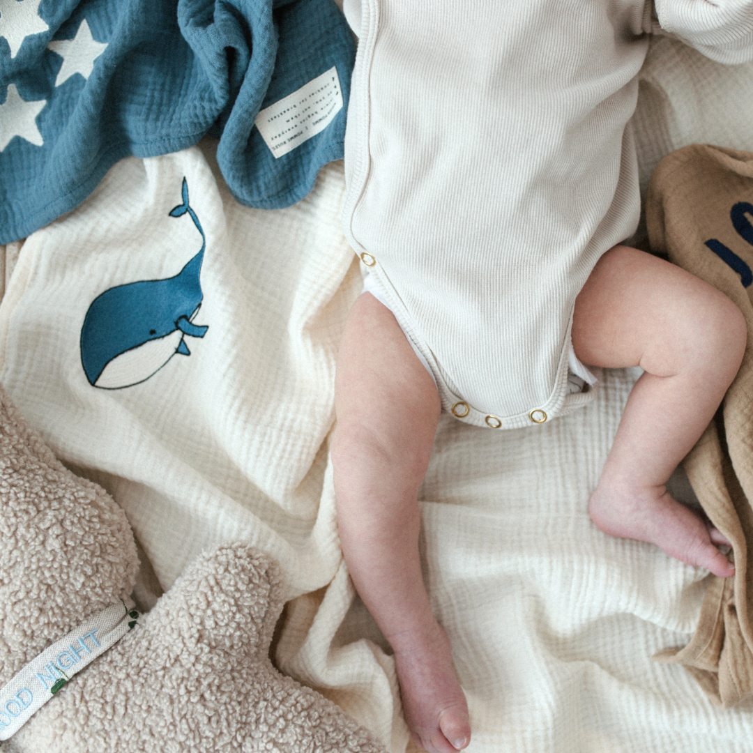 baby ligt op meerdere lakens met icoon. knuffel