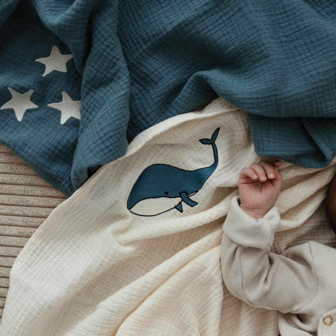 baby ligt op twee lakens met icoon