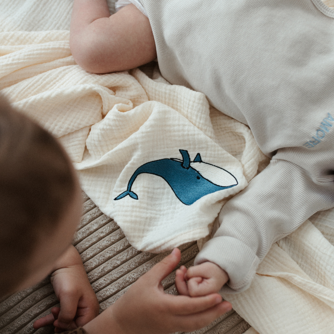 baby ligt op laken met icoon