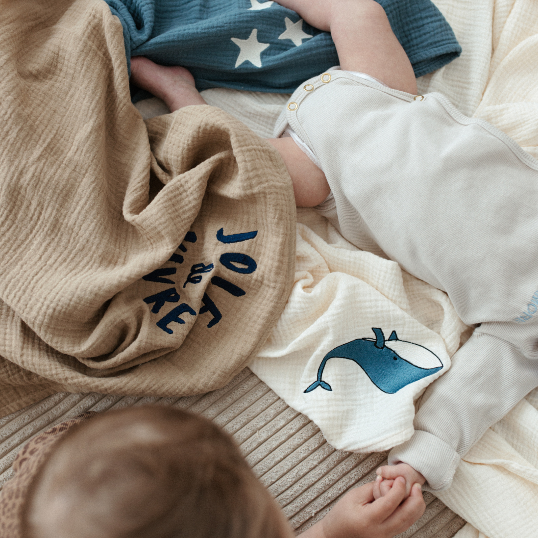 baby ligt op verschillende lakens met iconen.