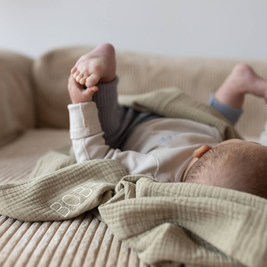 baby ligt in laken