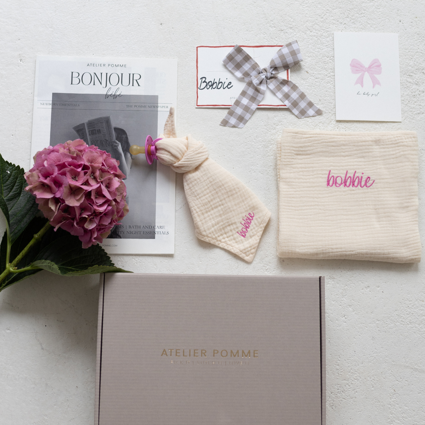 cadeaubox met naamkaartje, kaart, magazine, speen, speendoekje en laken gepersonaliseerd