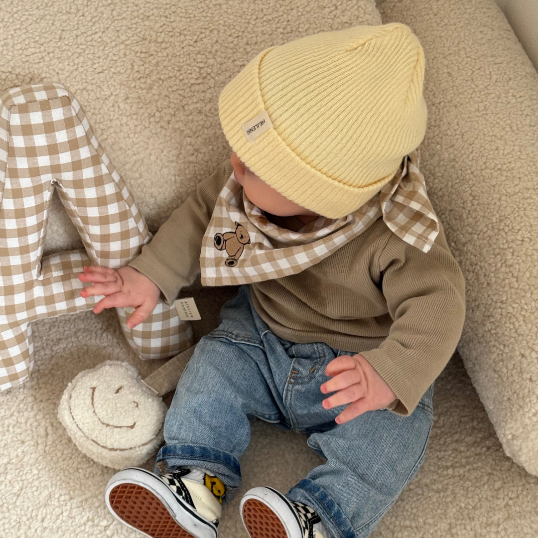 Geruite letter in het bruin