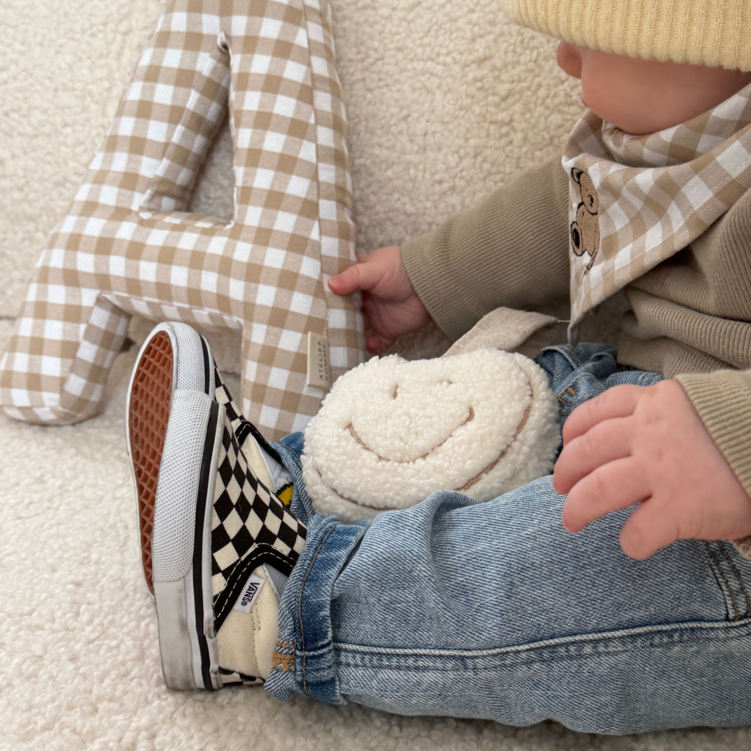 Geruite letter in het bruin