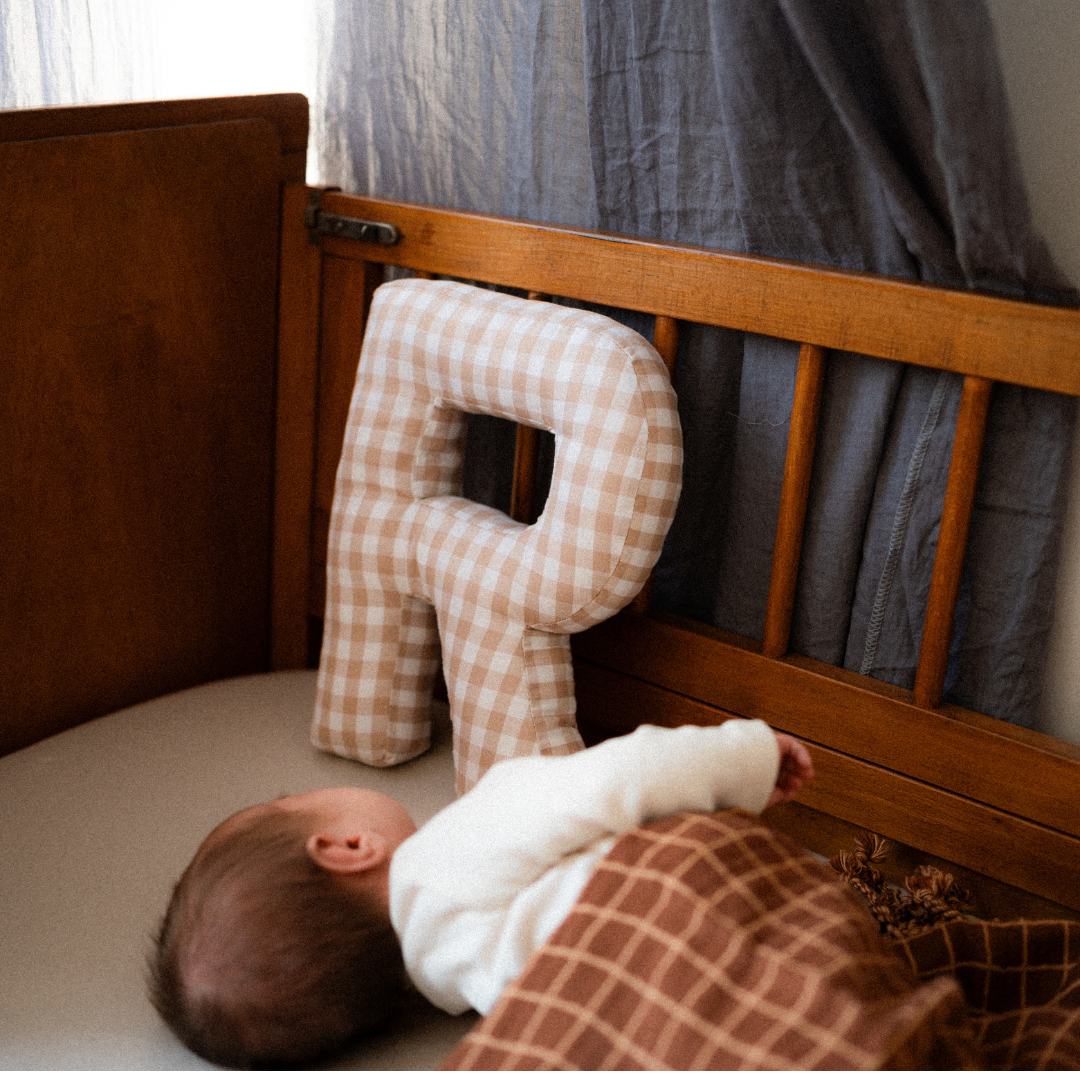 Geruite letter in het bruin