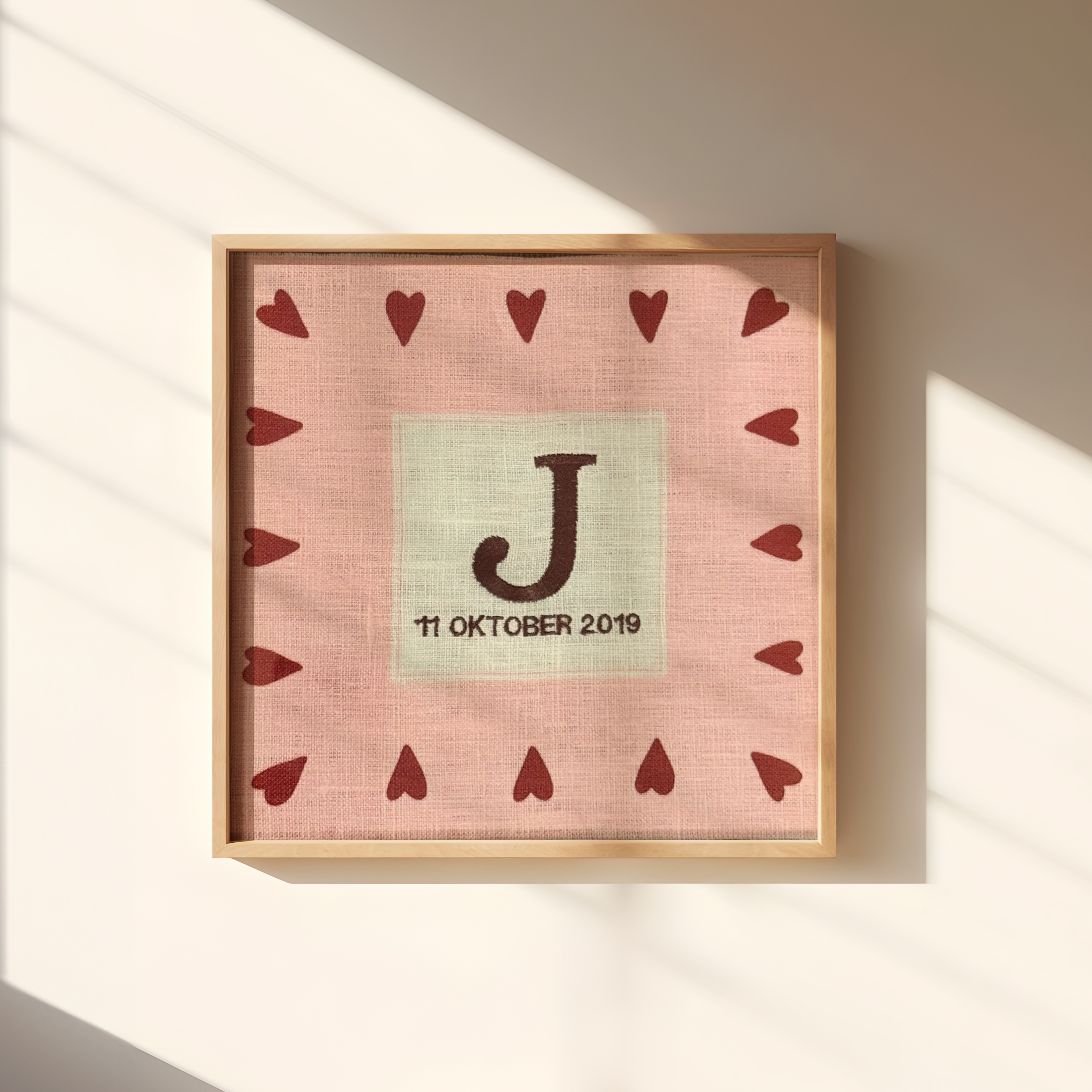 Een gepersonaliseerd geboorte posteer met hartjes