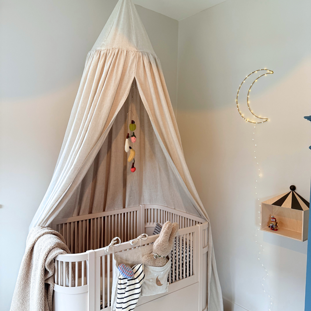 Een beige linen klamboe