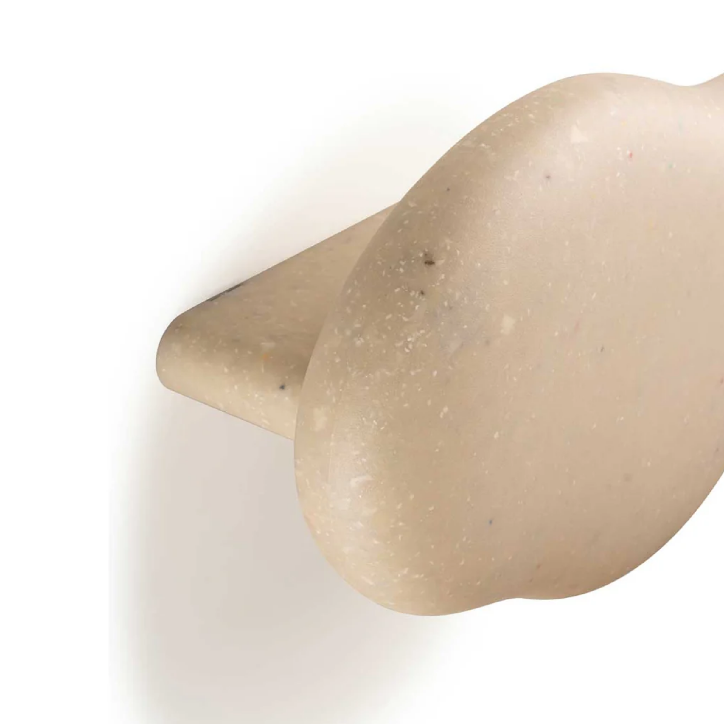 Een organische kapstok met een boekenplank