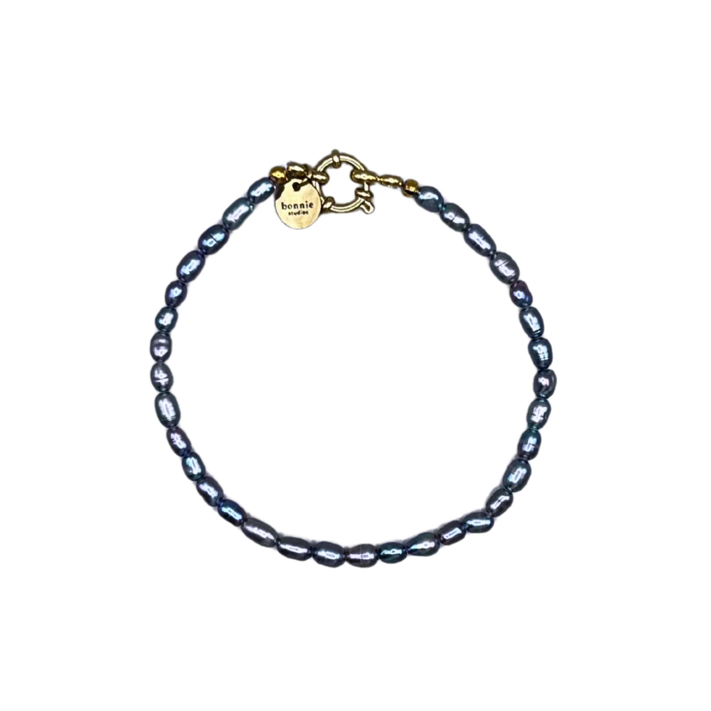 Een blauwe parelarmband