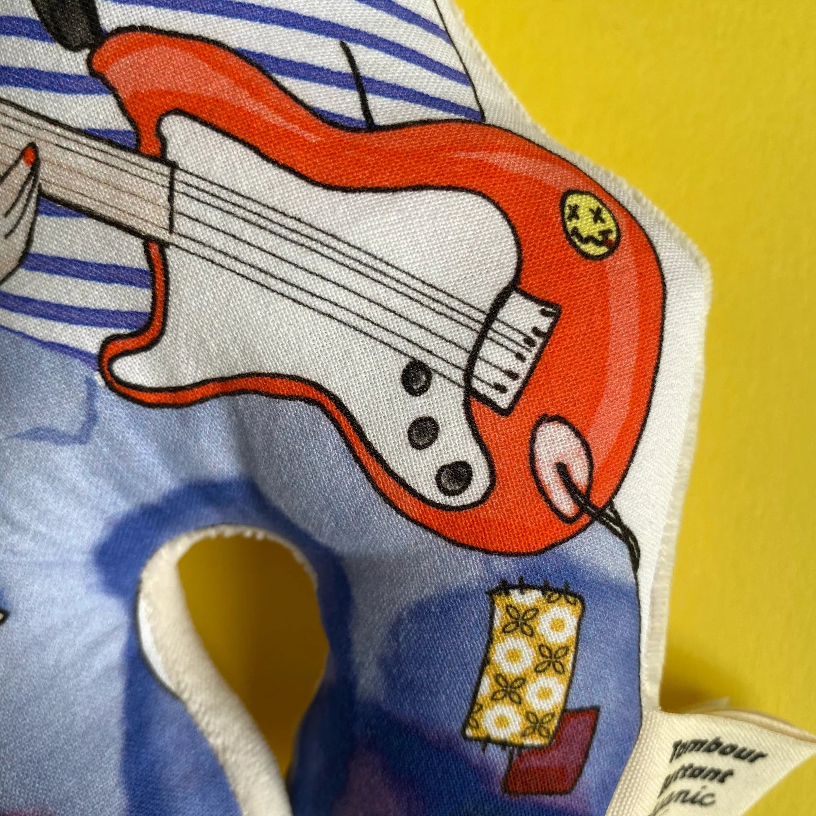 Een rammelaar met een gitaar van duurzaam materiaal