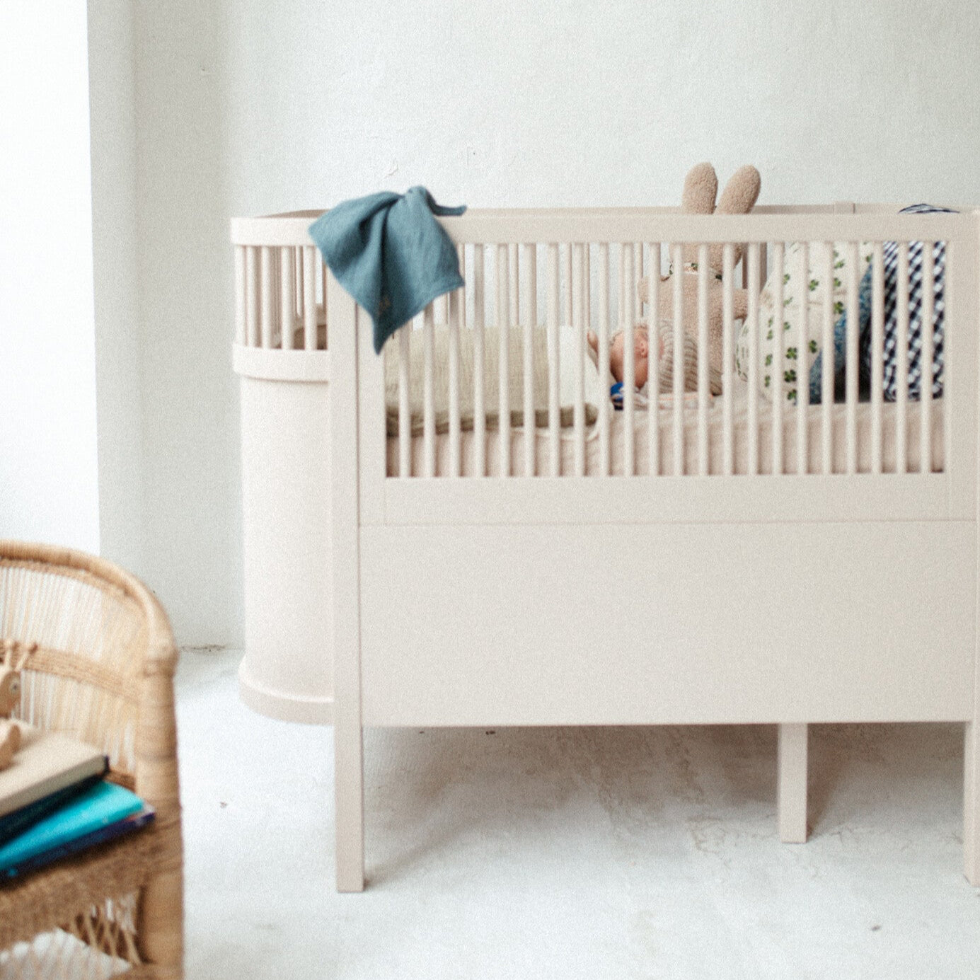 kinderbedje met speendoekje erop in de kleur blauw