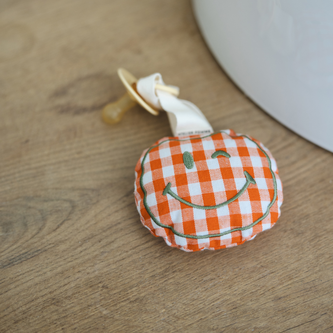 Een geruit speendoekje in het oranje