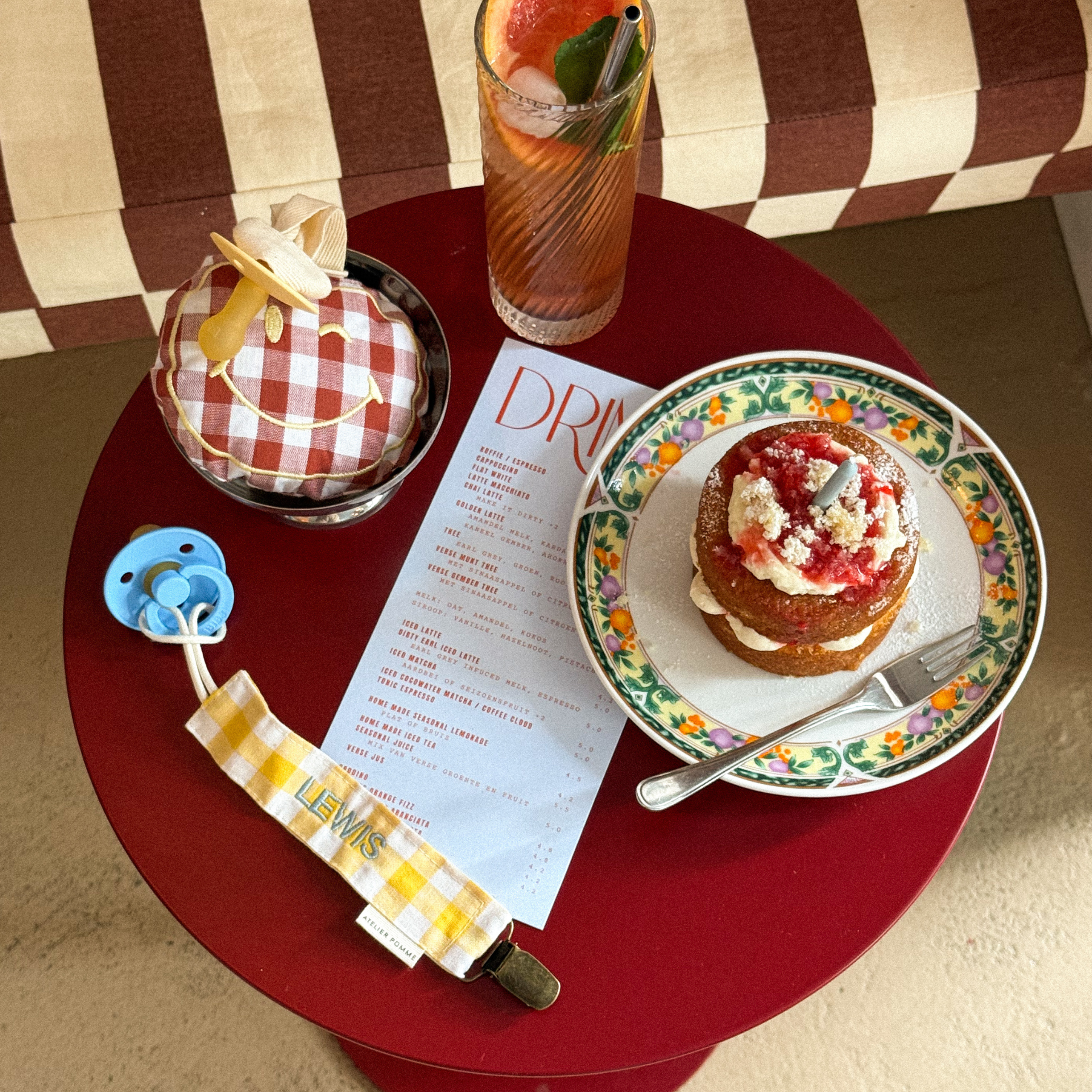 Een gepersonaliseerde, geruite speenkoord in het geel