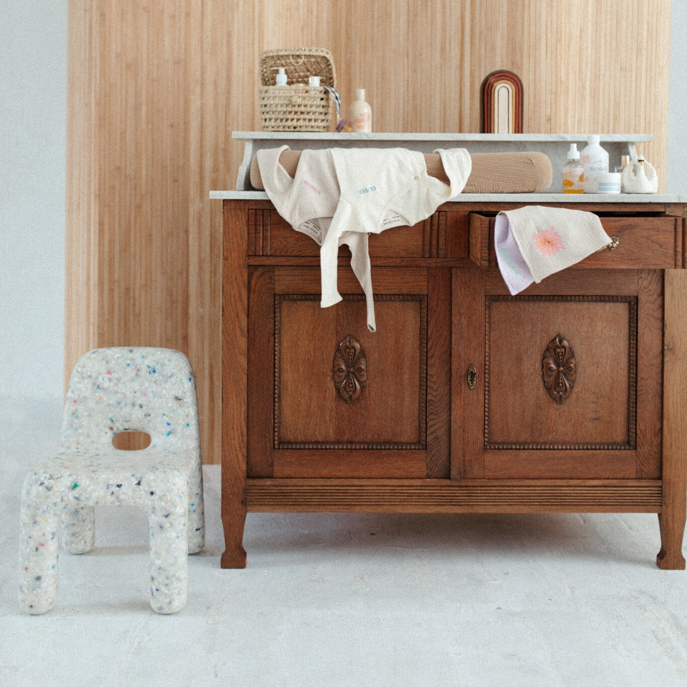 commode. Hydrofiele doeken hangen uit lade.