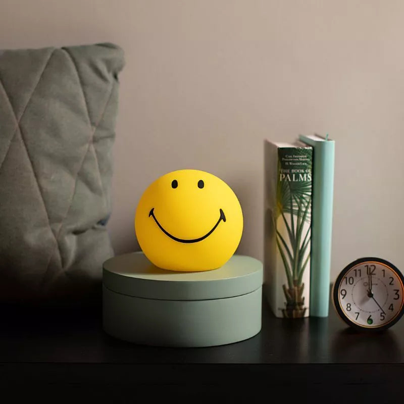 Een gele smiley lamp
