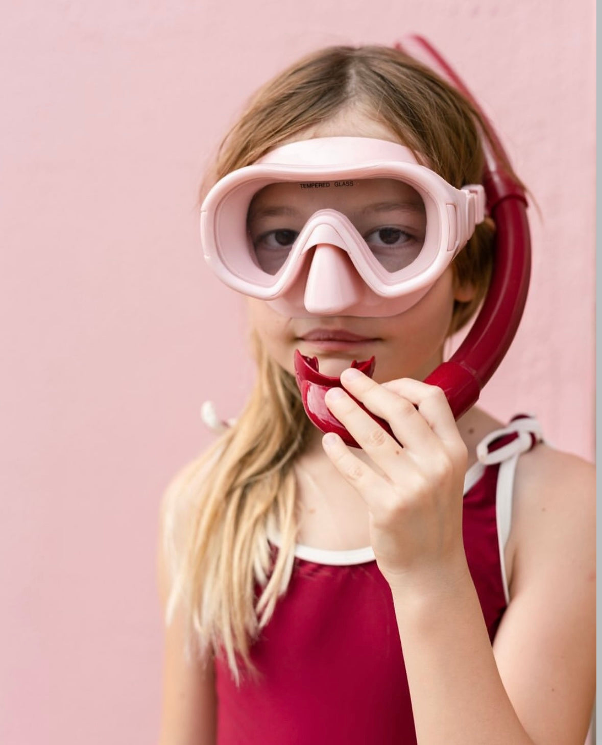 Een snorkelset in het roze met rood