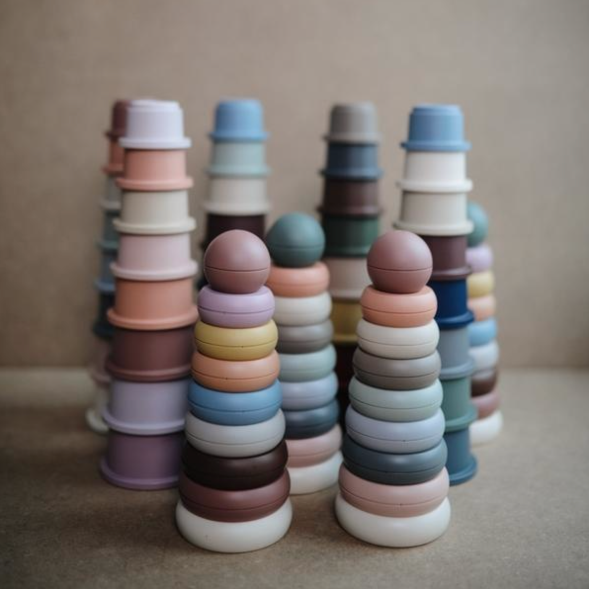 meerdere stapels stapelbakjes.