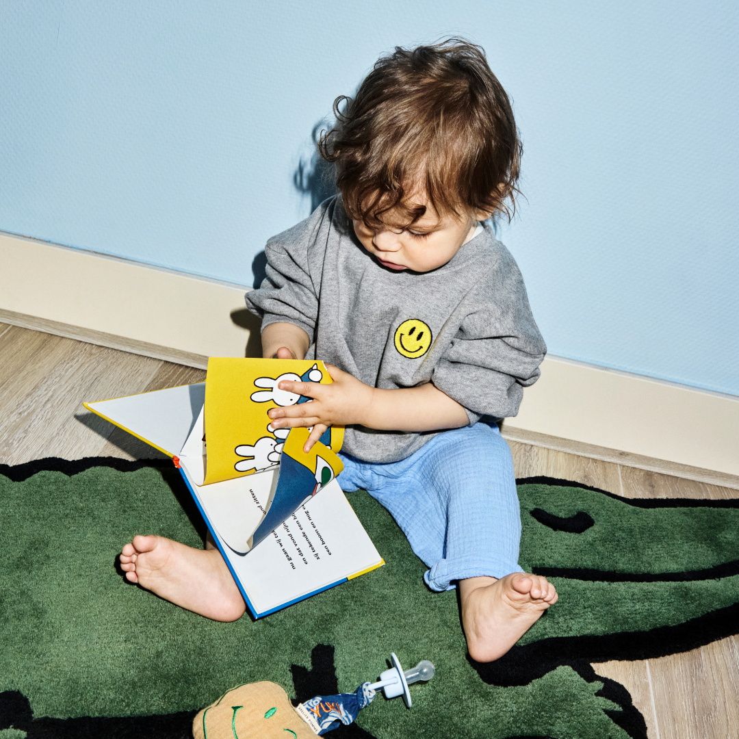 kind draagt sweater met icoon.