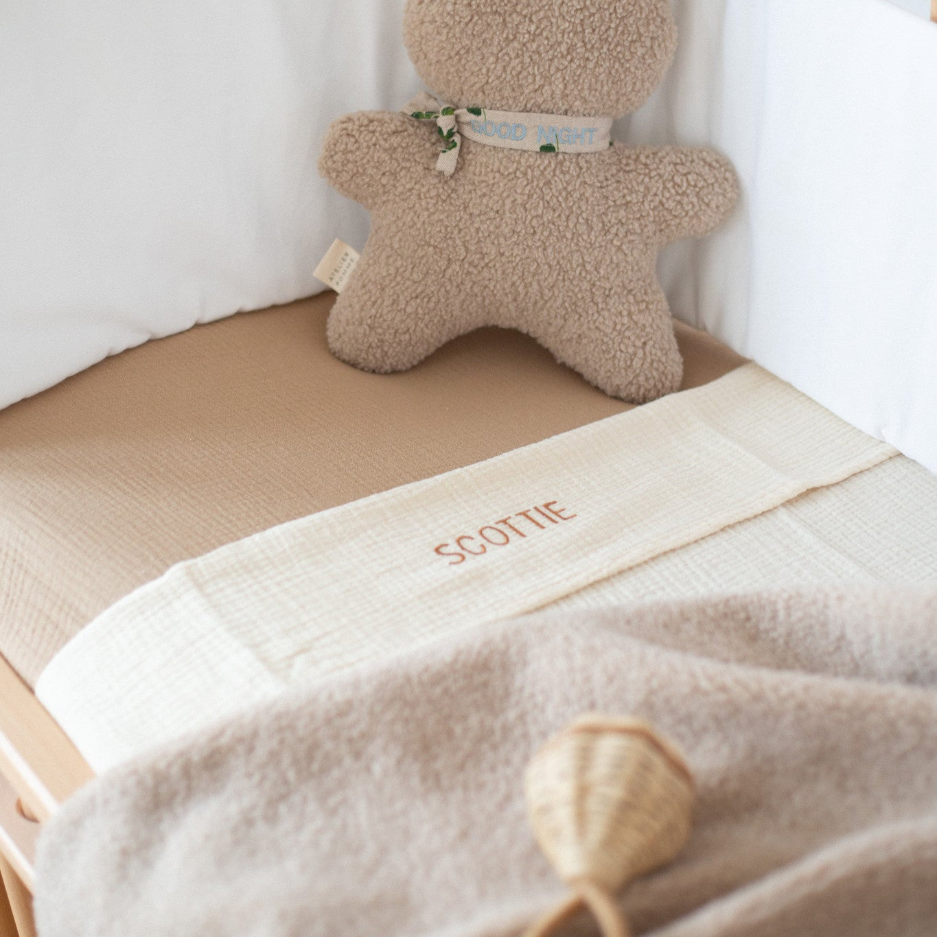 opgemaakt bed, laken met gepersonaliseerde tekst, teddy deken, rammelaar, teddy knuffel.
