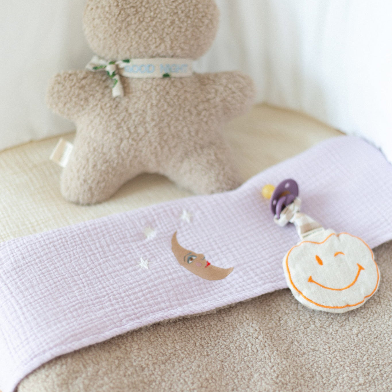 opgemaakt ledikant. laken met icoon, teddy deken, speen met speenkoord, teddy knuffel.
