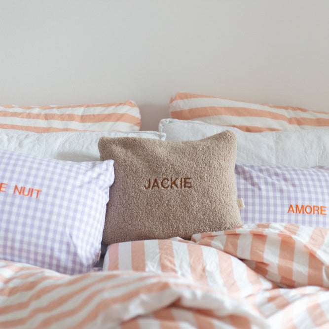 opgemaakt bed met teddy kussen