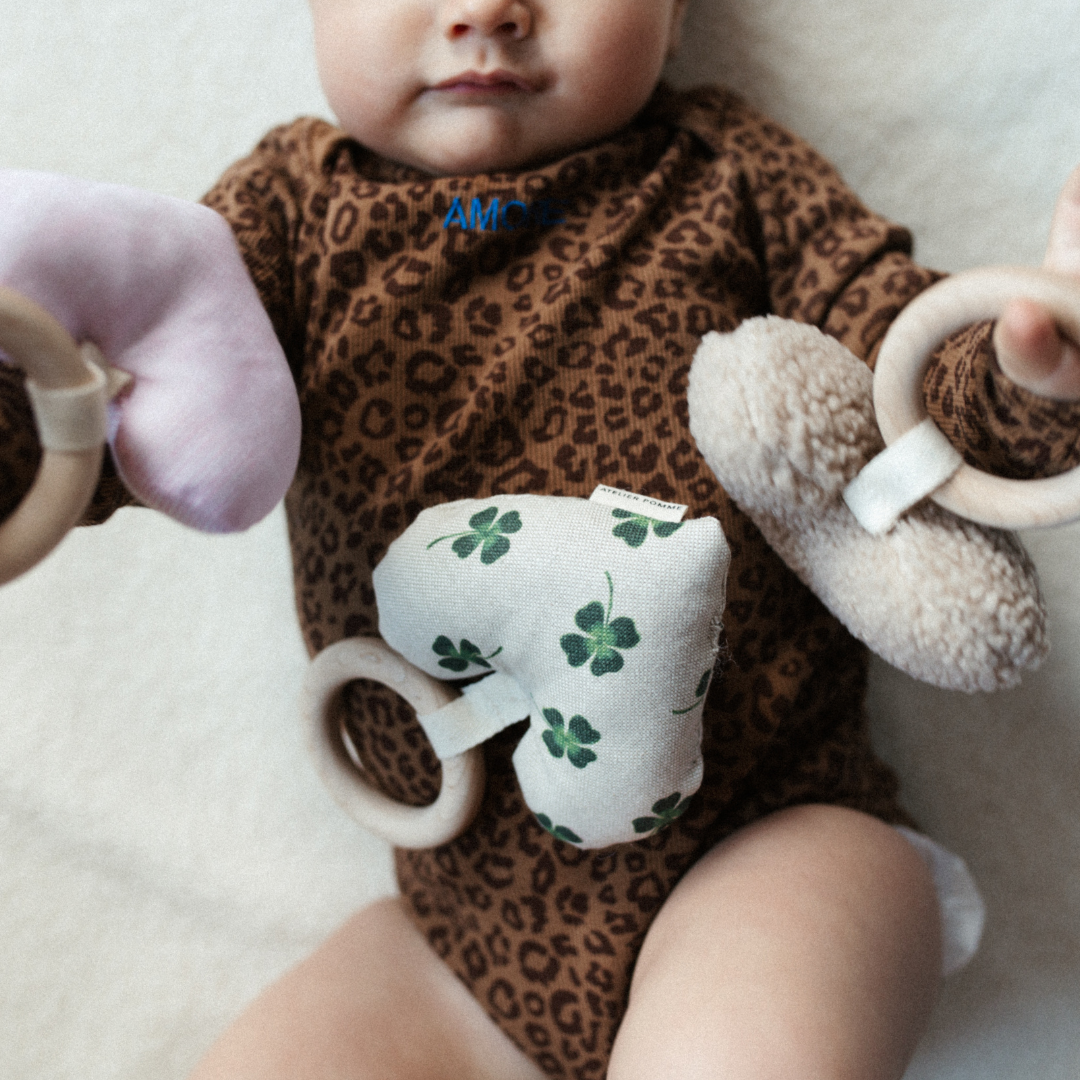 Een hart met klavertjes erop aan een bijtring