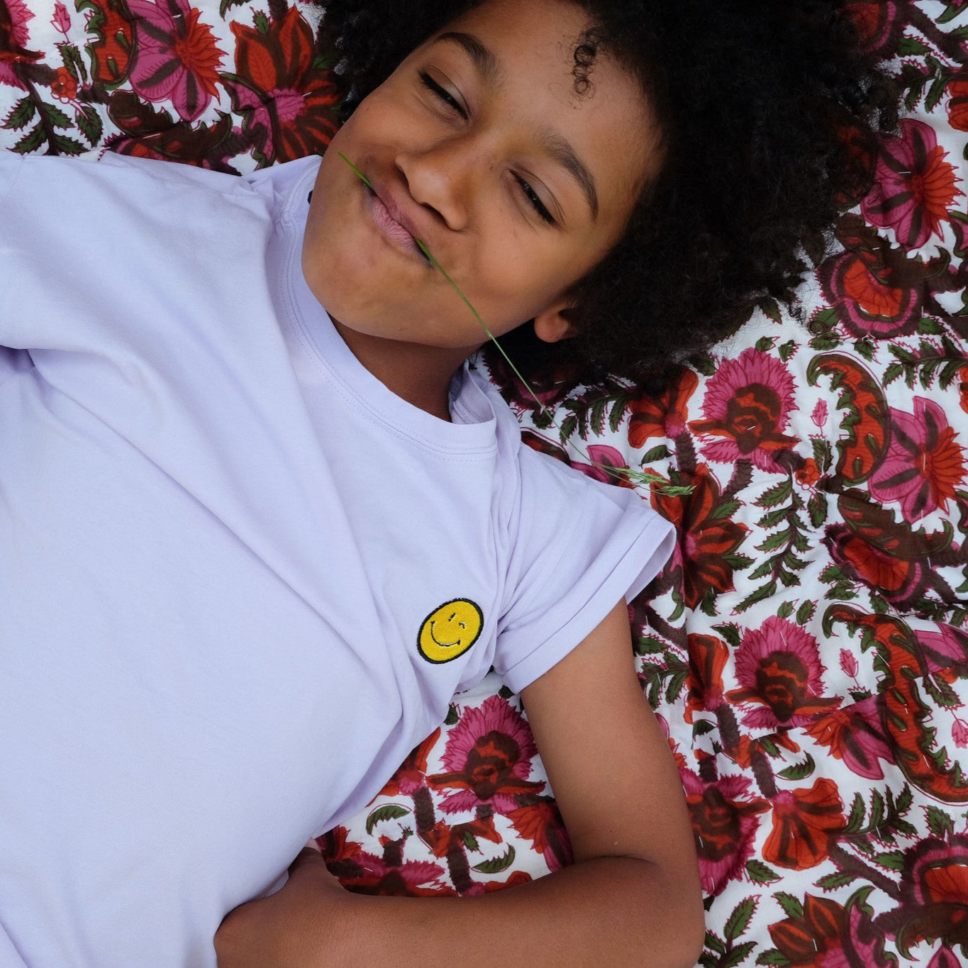 kind draagt lila T-shirt met icoon.