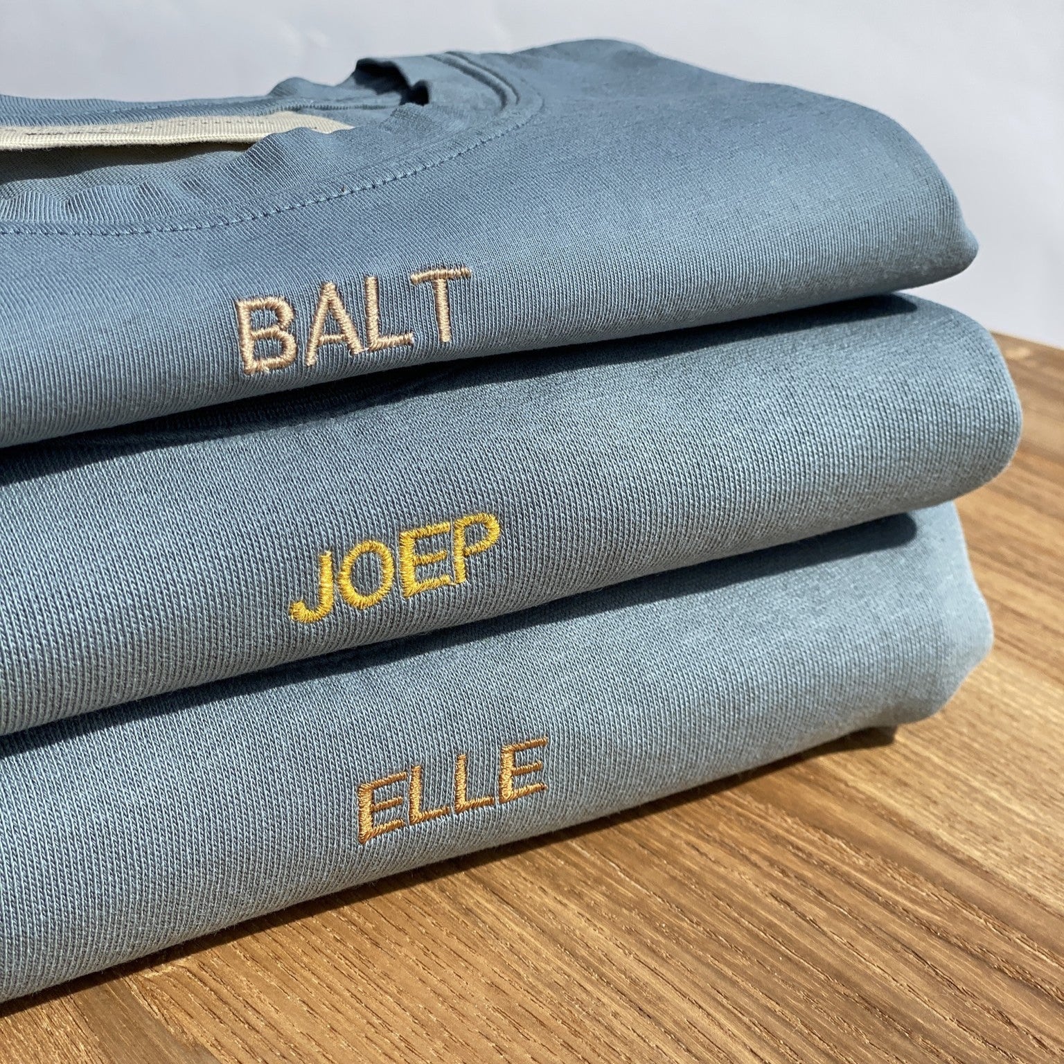 blauwe t-shirts met tekst.