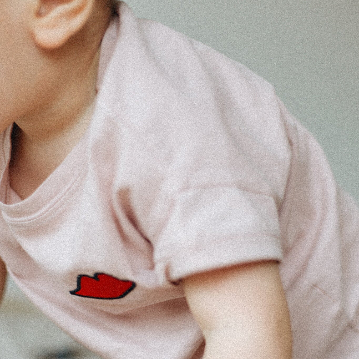 roze kinder T-shirt met icoon gedragen door een kind.