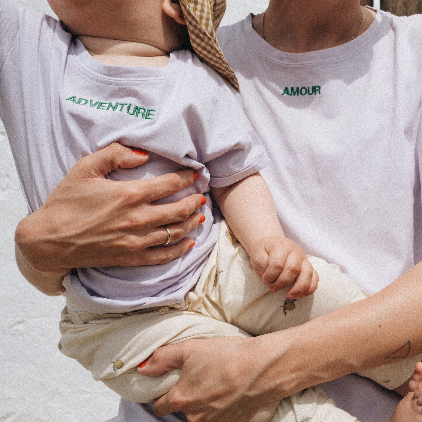 moeder en kind dragen lila t-shirt met gepersonaliseerde tekst.