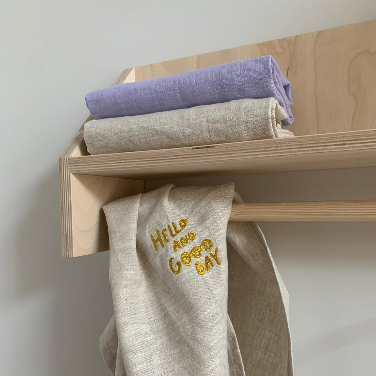 Beige theedoek, gemaakt van 100% linnen en gepersonaliseerd met een gouden quote. Het perfecte cadeau.