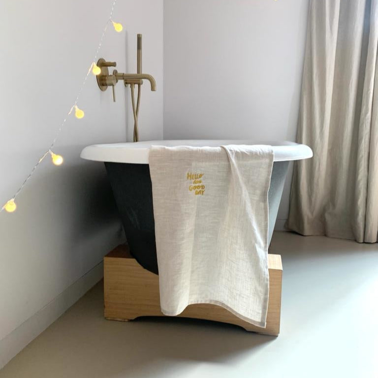 Beige theedoek, gemaakt van 100% linnen en gepersonaliseerd met een gouden quote. Het perfecte cadeau.
