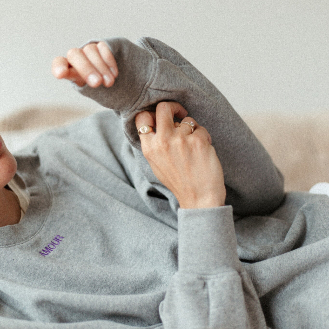 Moeder en vrouw in een oversized grijze trui. Gepersonaliseerd met een paarse quote. Gemaakt van 100% biologisch katoen.