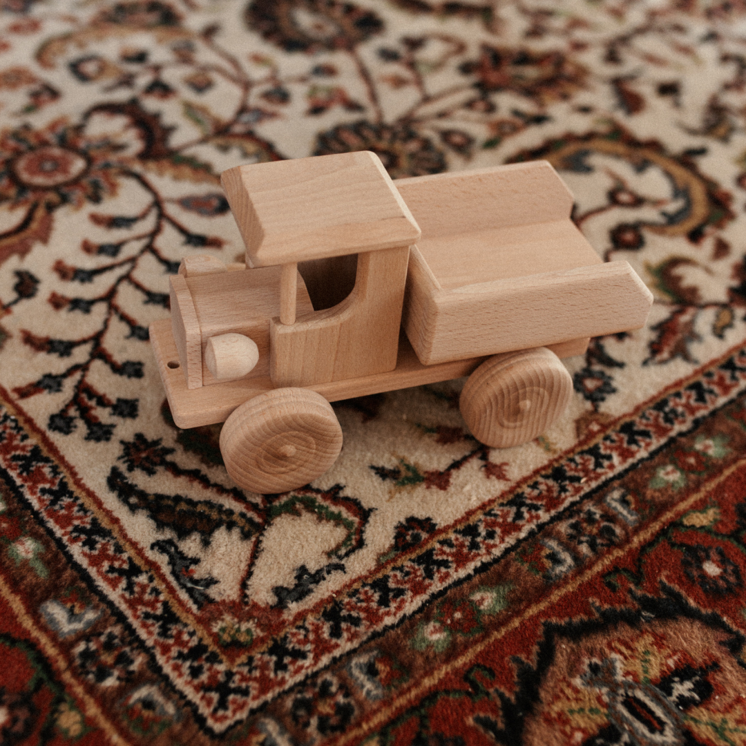 houten speelgoed truck op vloerkleed