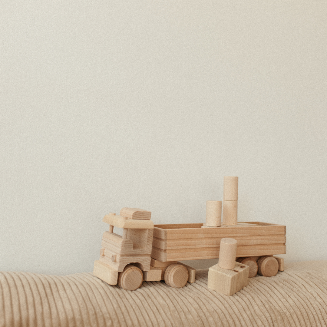 houten speelgoedtruck met blokken