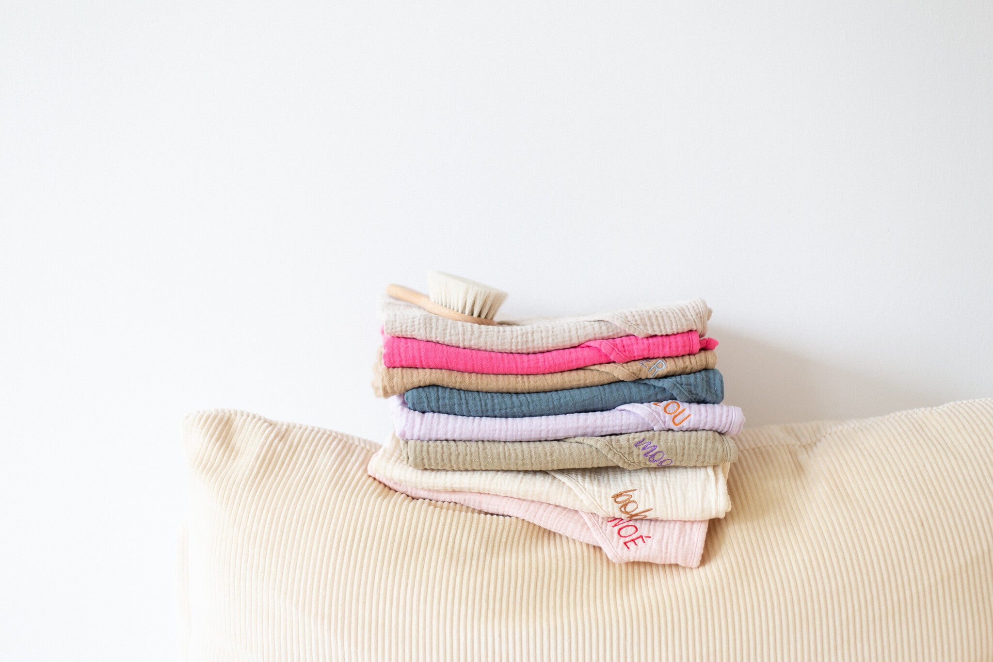 handoekken voor kinderen in de kleuren: paars, roze, blauw, beige, wit, groen en bruin gemaakt van biologische materiaal